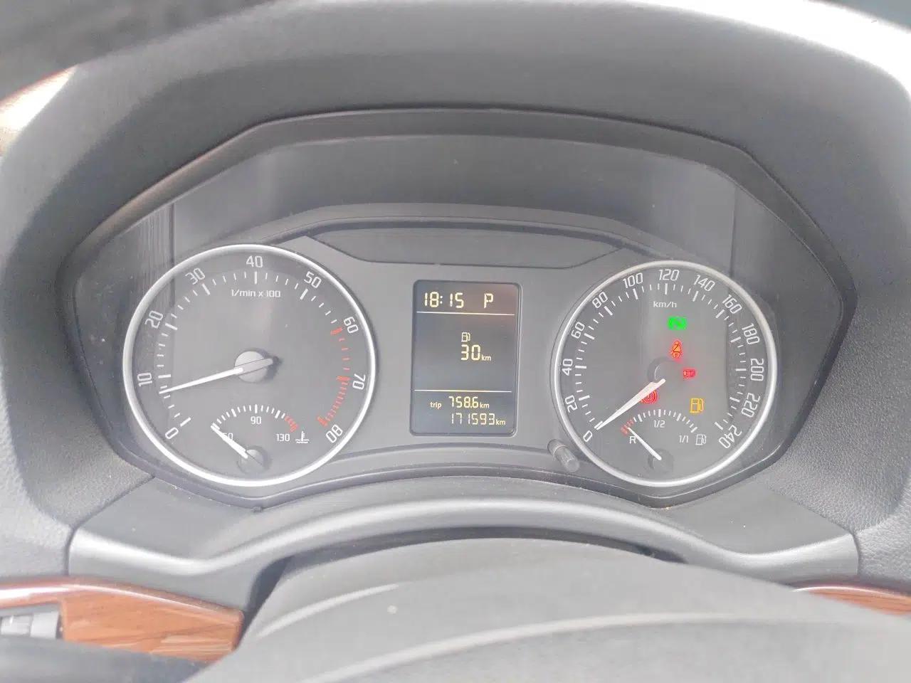 Skoda Octavia 2010 1.4TSI DSG Yijun Edition — миниатюра 12