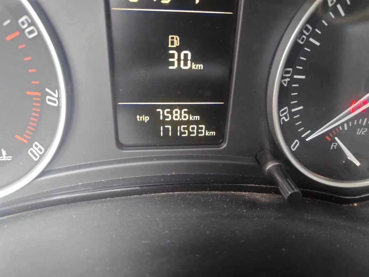 Skoda Octavia 2010 1.4TSI DSG Yijun Edition — миниатюра 13
