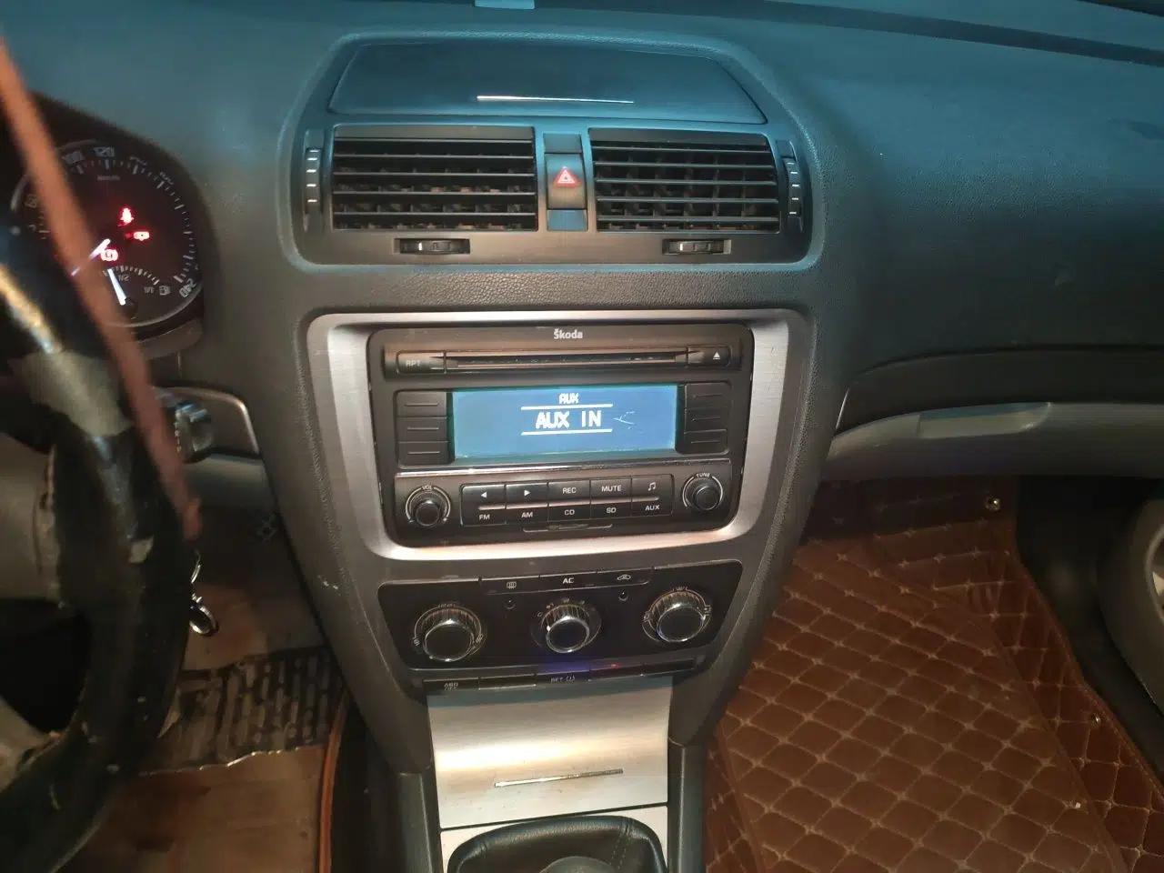 Skoda Octavia 2012 1.6L Manual Yijun Edition — миниатюра 14