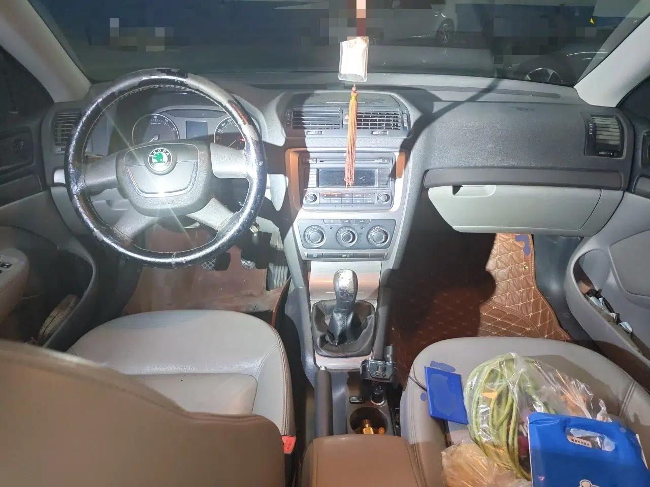 Skoda Octavia 2012 1.6L Manual Yijun Edition — миниатюра 10