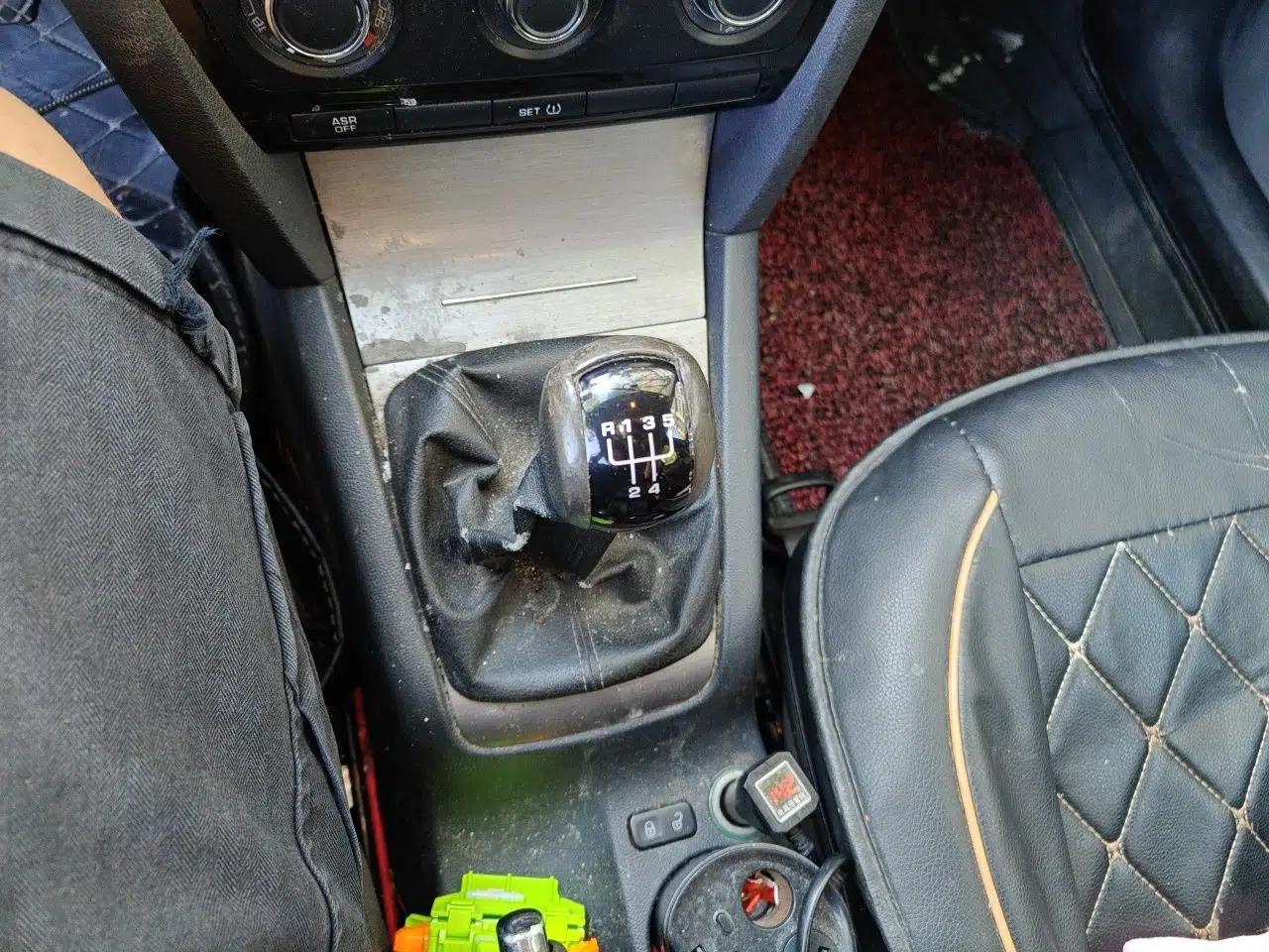 Skoda Octavia 2012 1.6L Manual Yijie Edition — миниатюра 15