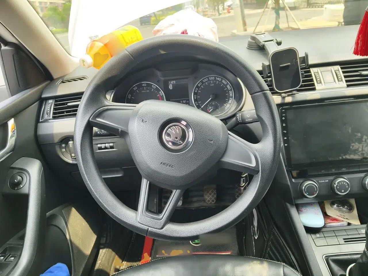 Skoda Octavia 2018 1.6L Manual Standard Edition — миниатюра 11