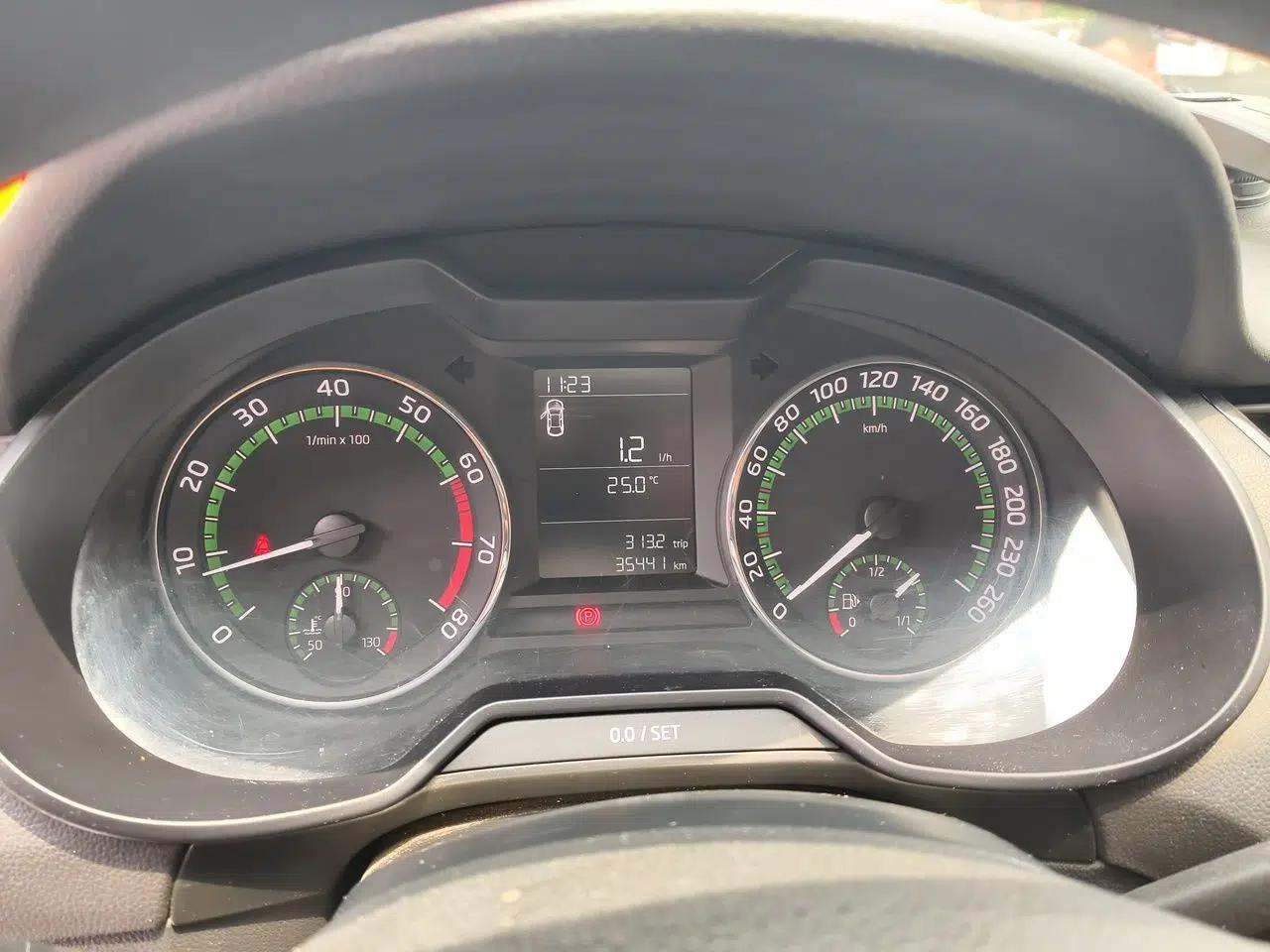 Skoda Octavia 2018 1.6L Manual Standard Edition — миниатюра 12