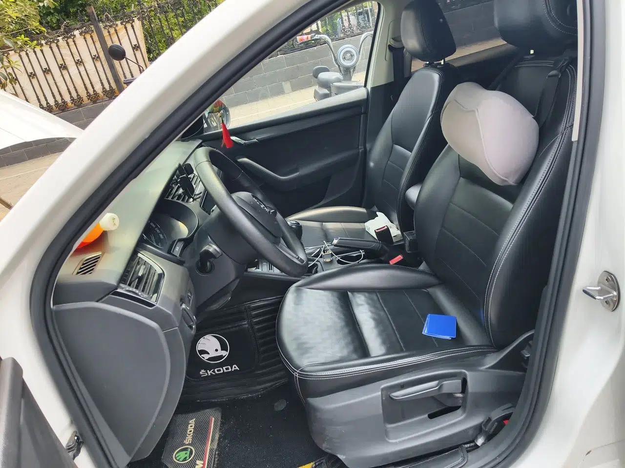 Skoda Octavia 2018 1.6L Manual Standard Edition — миниатюра 16