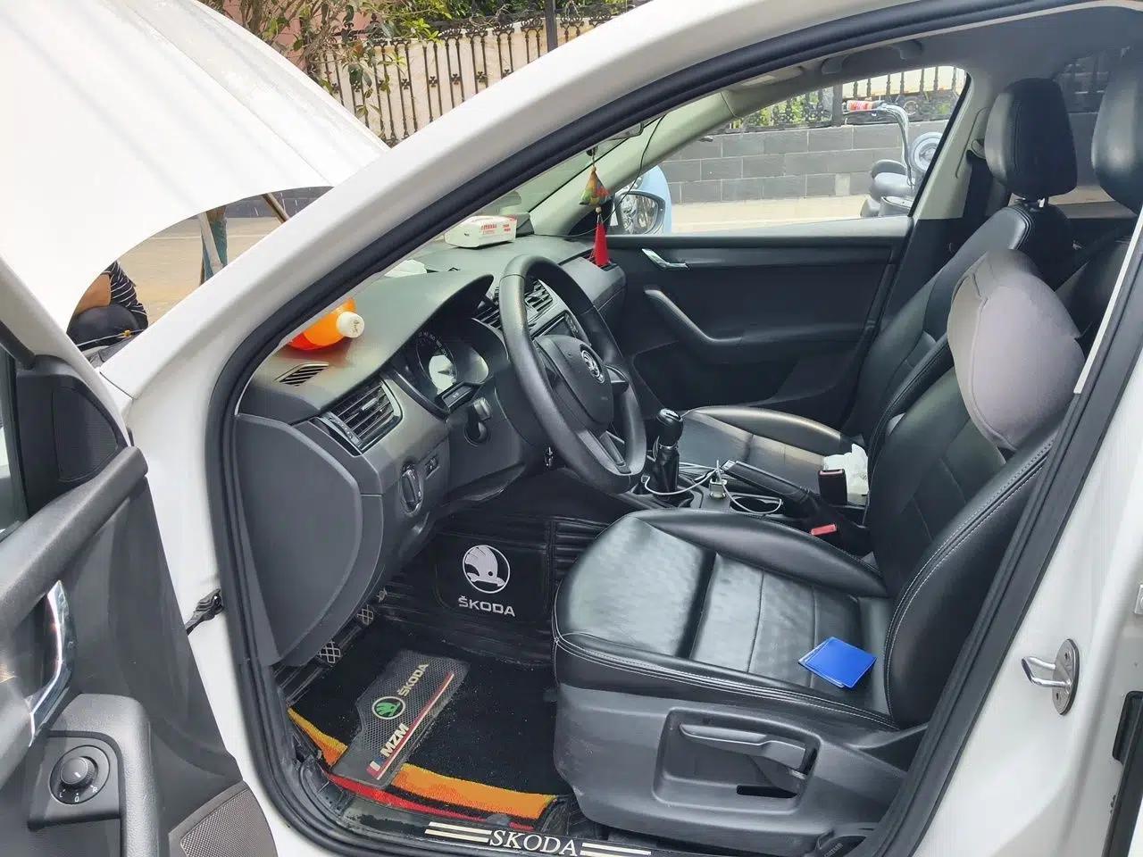 Skoda Octavia 2018 1.6L Manual Standard Edition — миниатюра 17