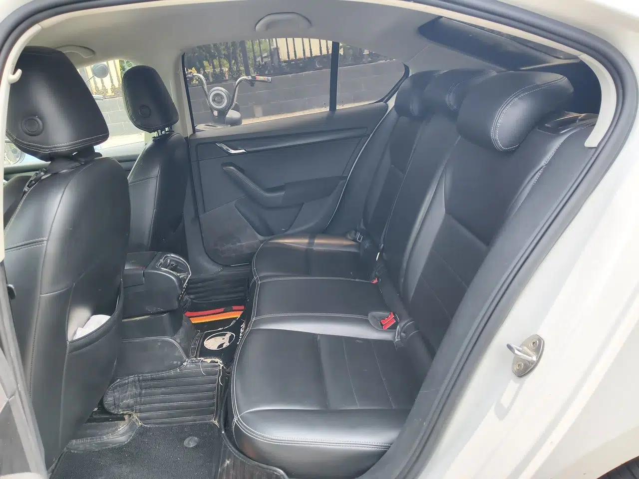 Skoda Octavia 2018 1.6L Manual Standard Edition — миниатюра 18