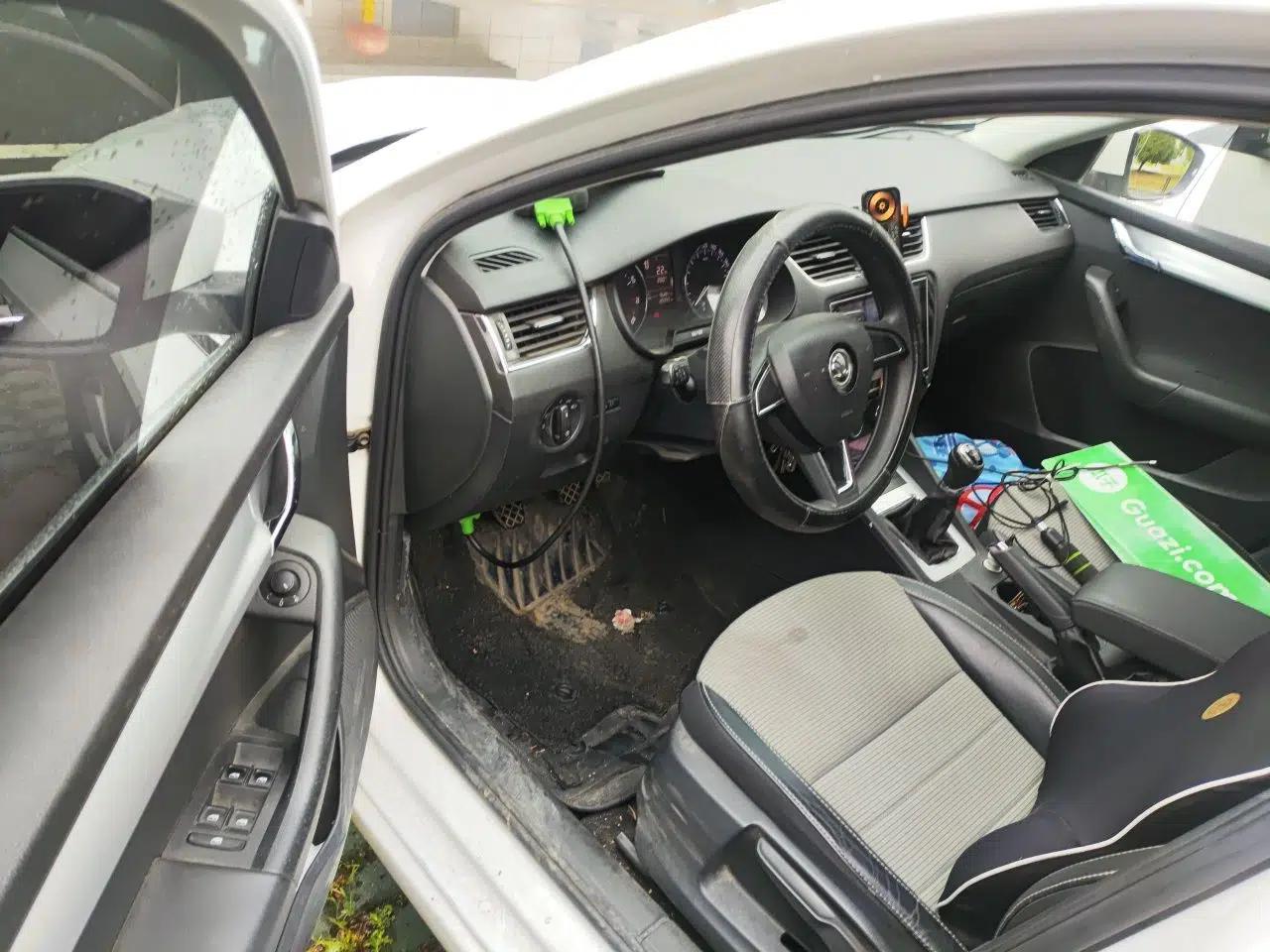 Skoda Octavia 2016 1.6L Manual Trend Edition — миниатюра 17