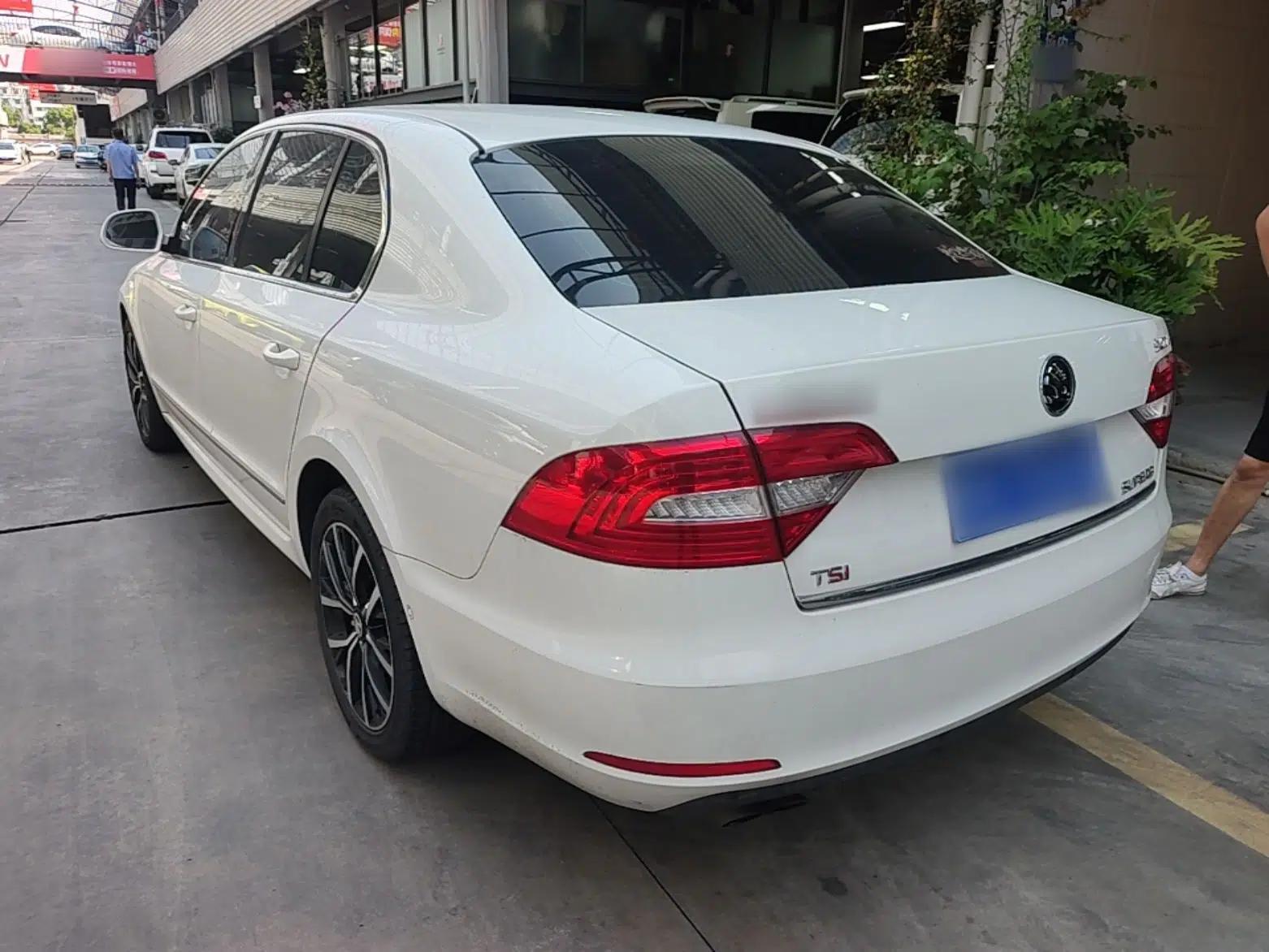 Skoda Superb 2013 1.8TSI Automatic Yashi Edition — миниатюра 4