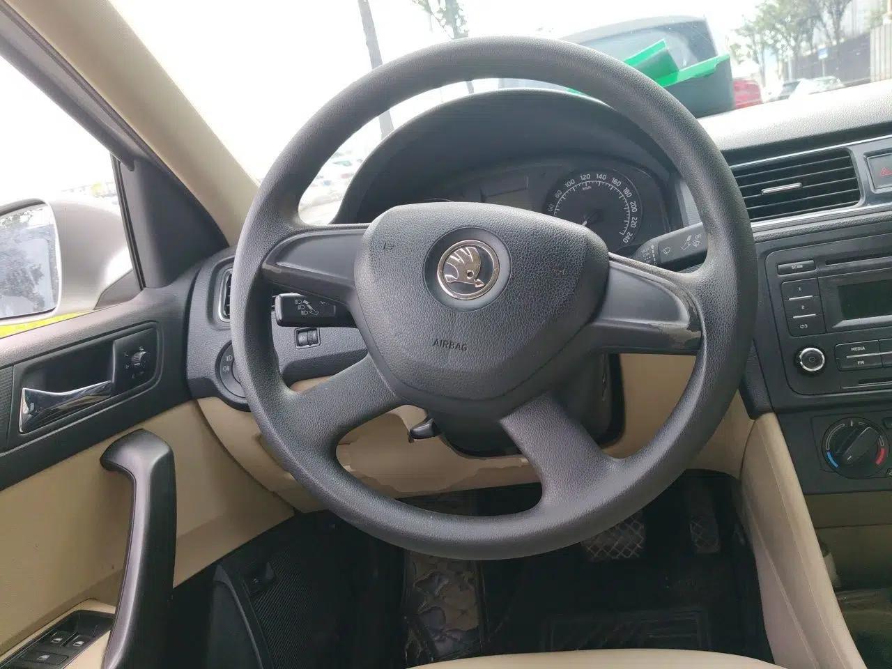 Skoda Rapid 2013 1.6L Automatic Smart Selection Model — миниатюра 11