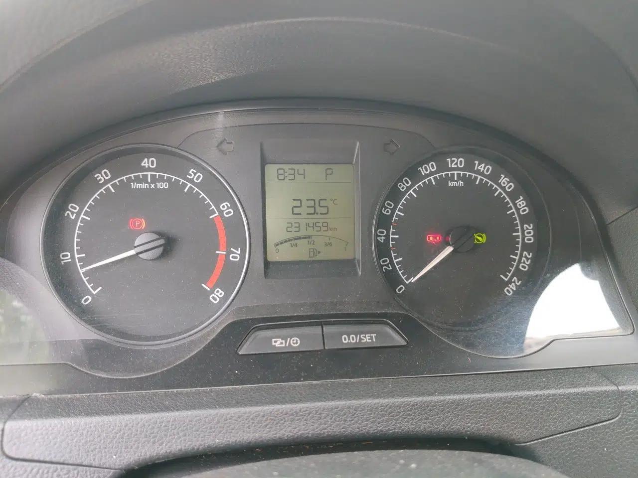 Skoda Rapid 2013 1.6L Automatic Smart Selection Model — миниатюра 12