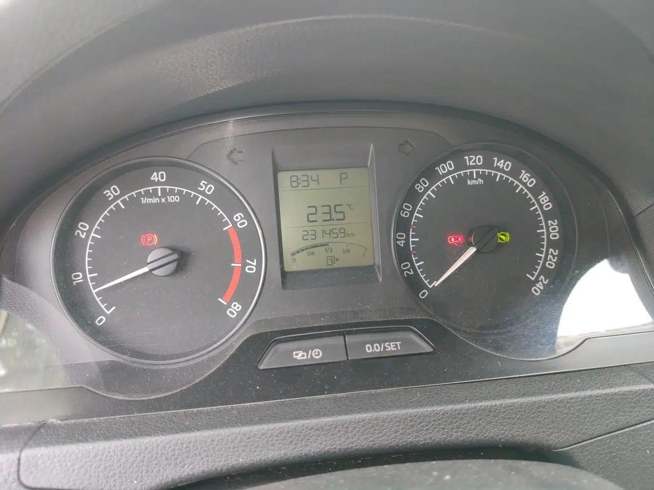 Skoda Rapid 2013 1.6L Automatic Smart Selection Model — миниатюра 13
