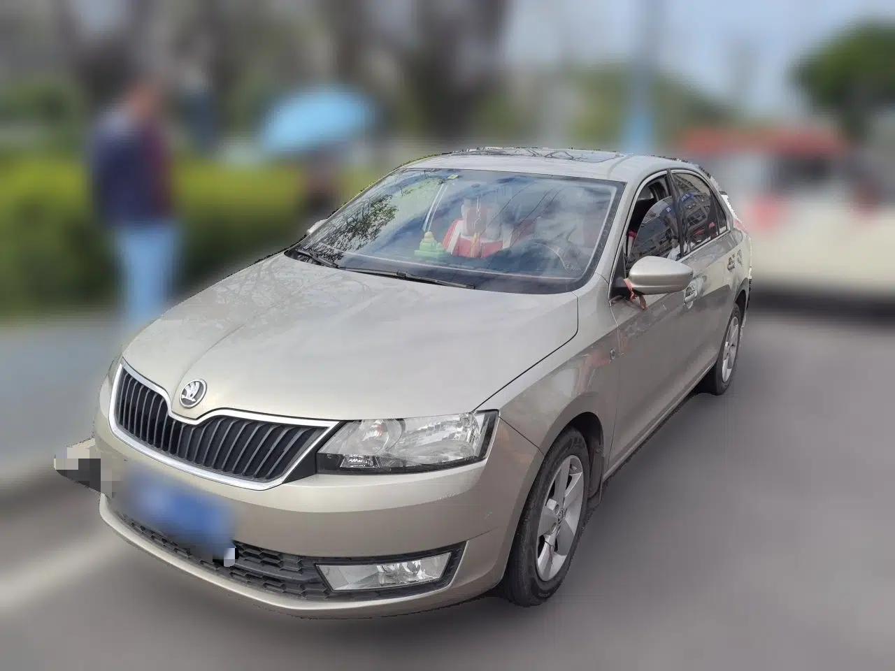 Skoda Rapid 2013 1.6L Manual Smart Selection Model — миниатюра 1