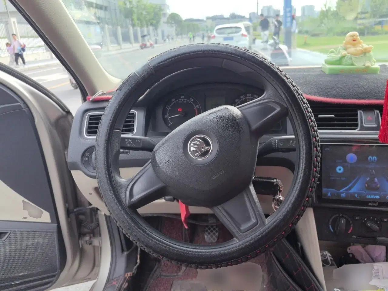 Skoda Rapid 2013 1.6L Manual Smart Selection Model — миниатюра 11