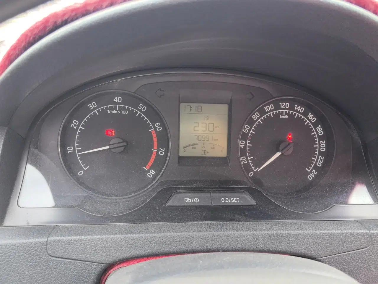 Skoda Rapid 2013 1.6L Manual Smart Selection Model — миниатюра 12