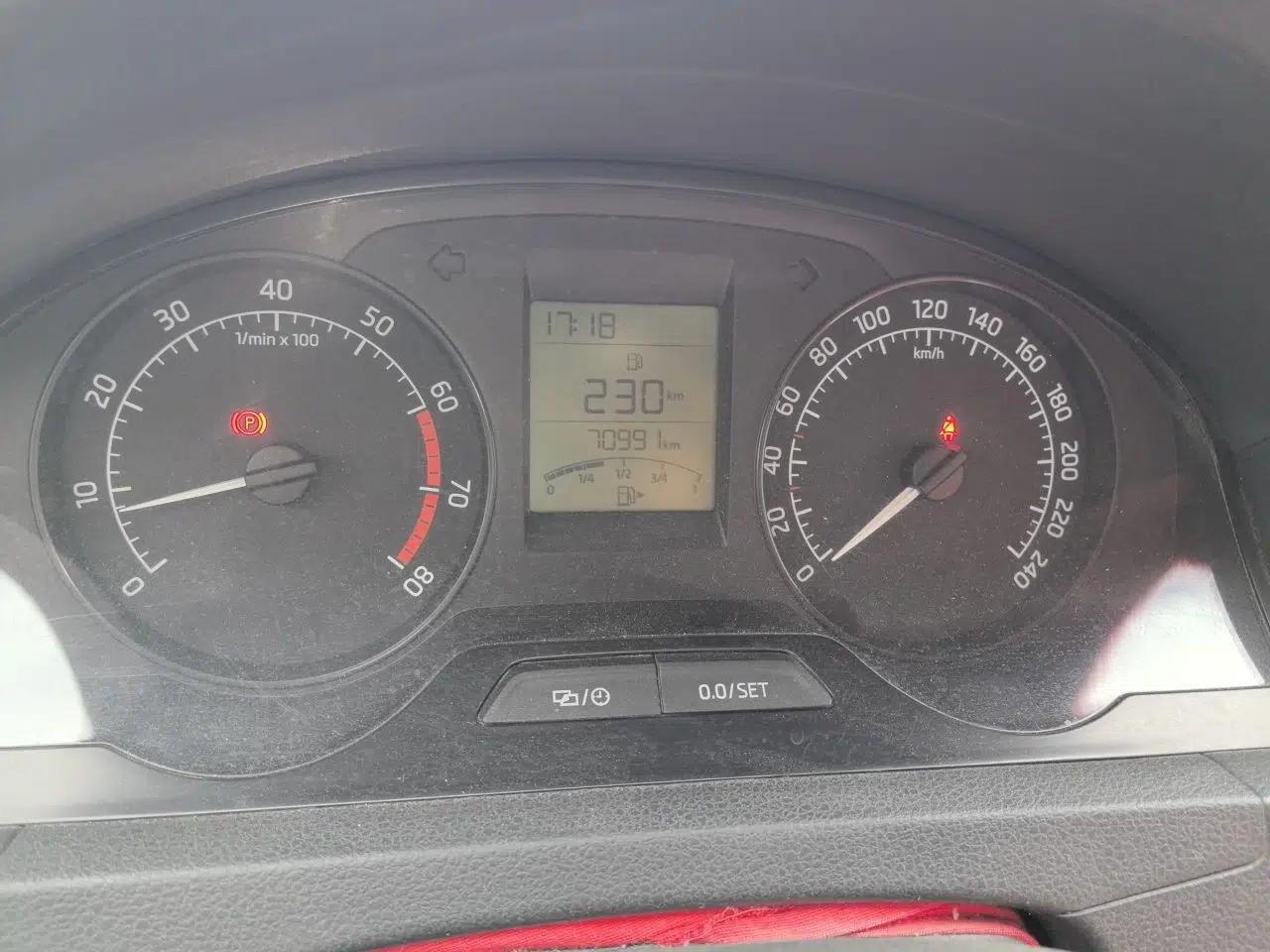 Skoda Rapid 2013 1.6L Manual Smart Selection Model — миниатюра 13