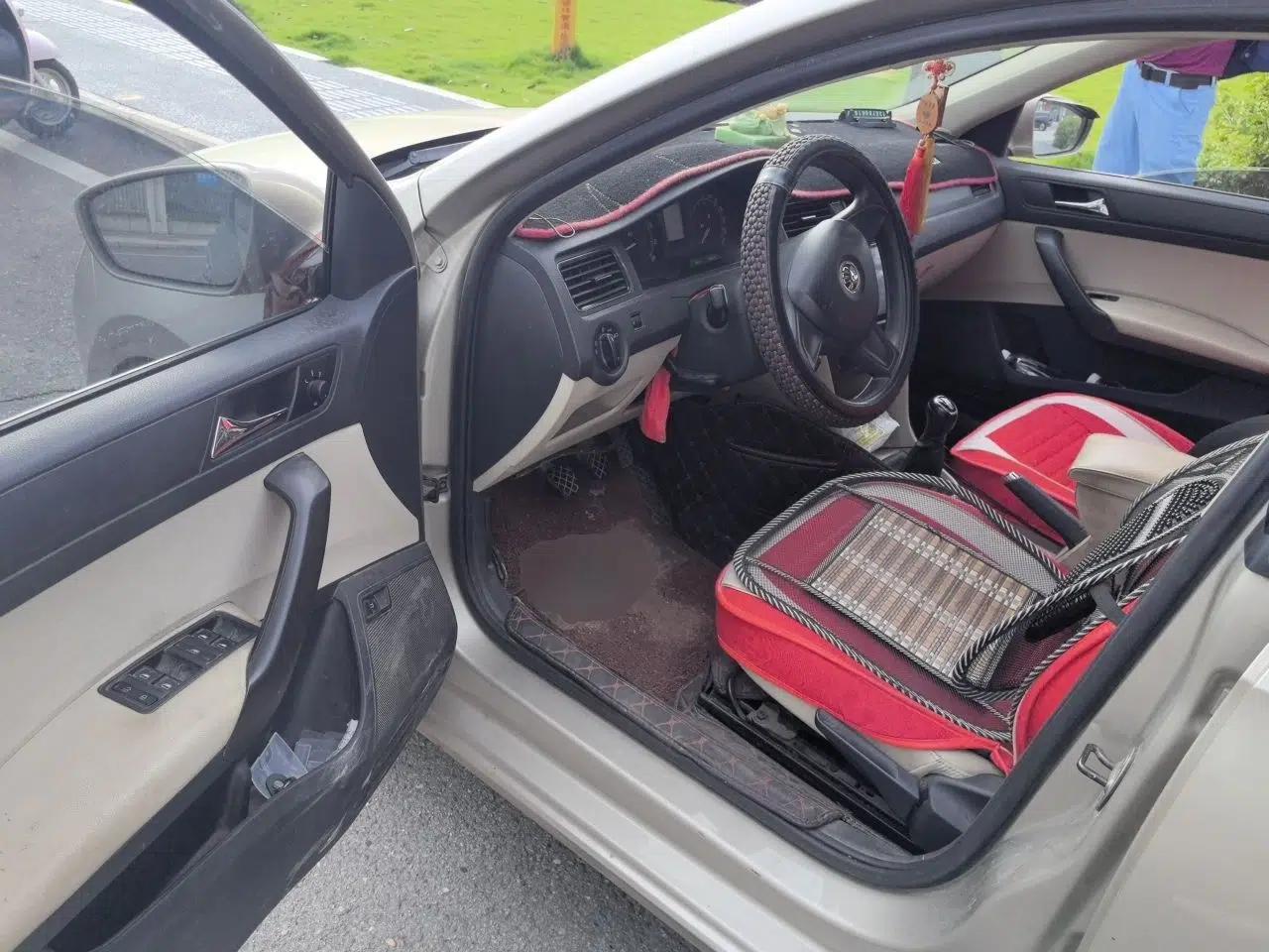 Skoda Rapid 2013 1.6L Manual Smart Selection Model — миниатюра 17
