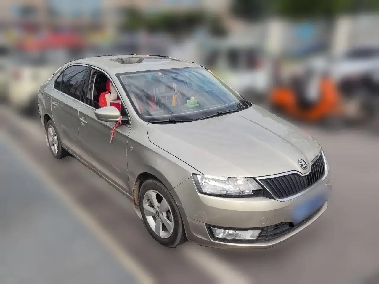 Skoda Rapid 2013 1.6L Manual Smart Selection Model — миниатюра 3