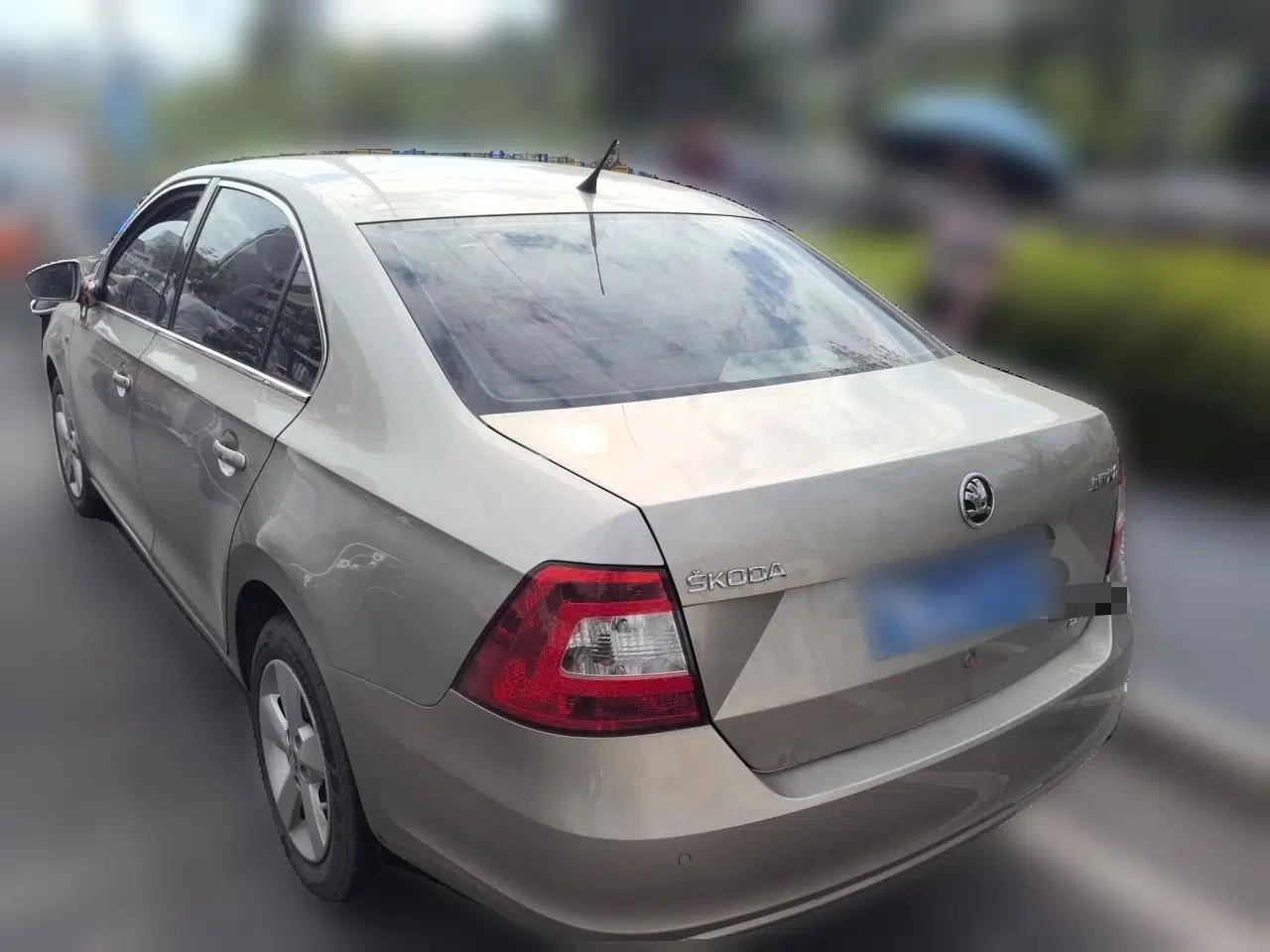 Skoda Rapid 2013 1.6L Manual Smart Selection Model — миниатюра 4