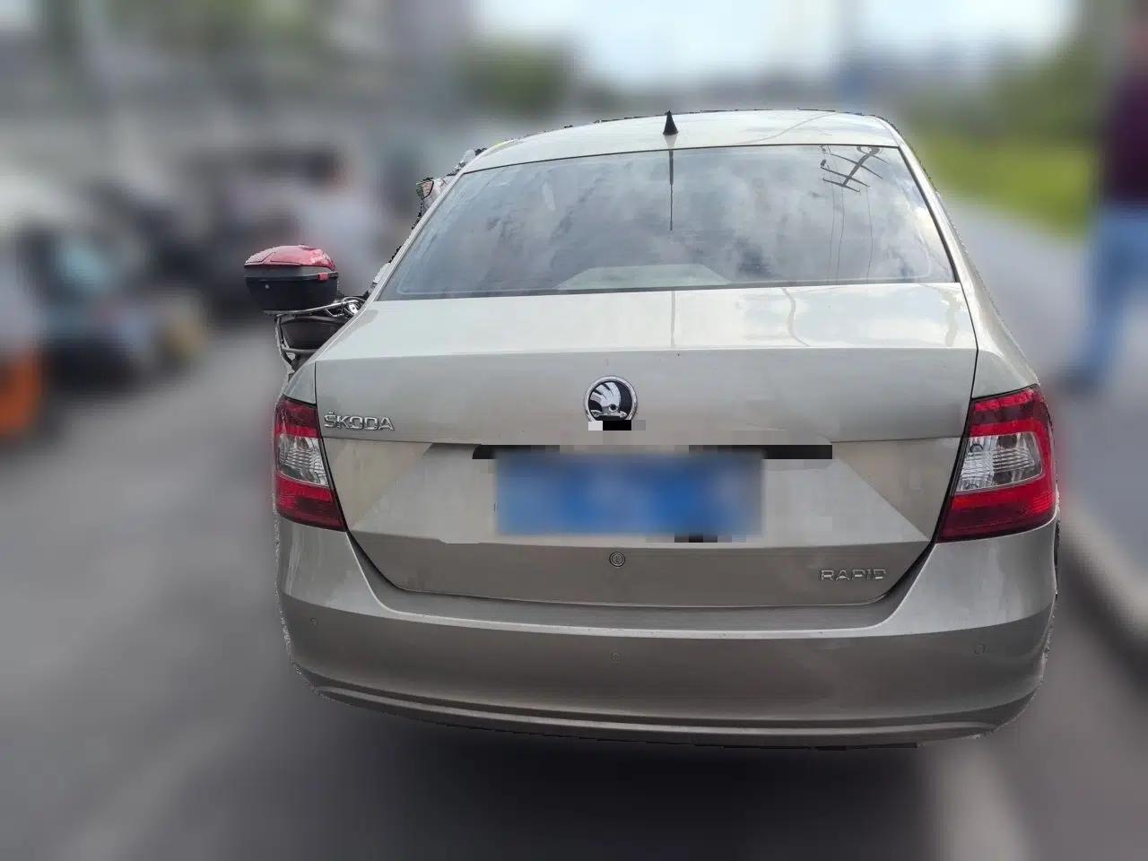 Skoda Rapid 2013 1.6L Manual Smart Selection Model — миниатюра 5