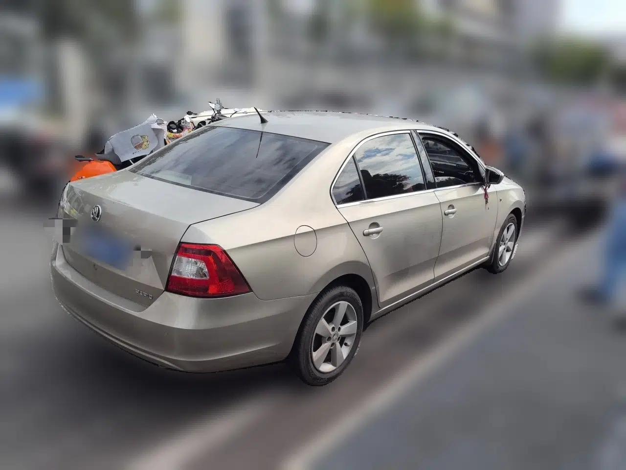Skoda Rapid 2013 1.6L Manual Smart Selection Model — миниатюра 6