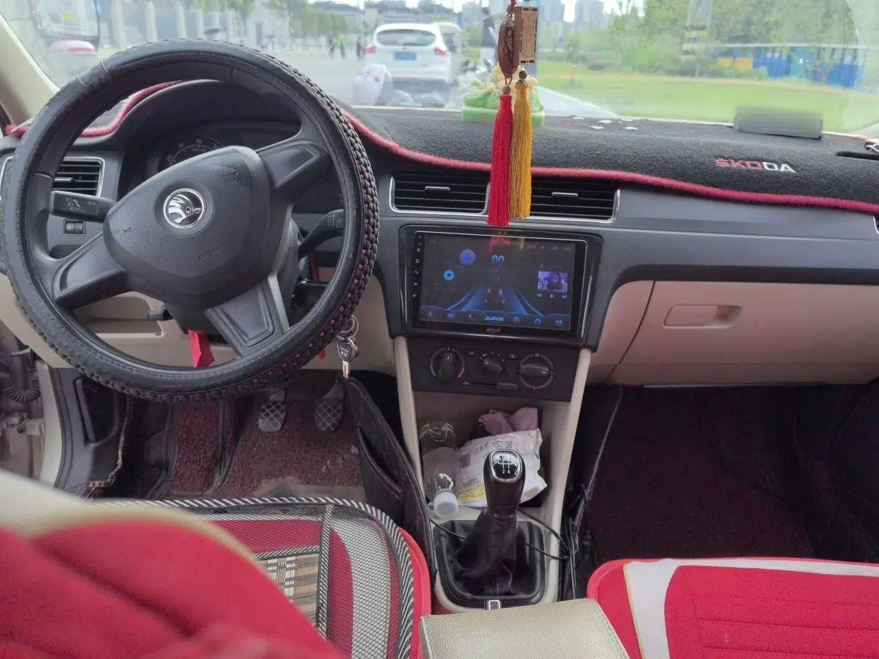 Skoda Rapid 2013 1.6L Manual Smart Selection Model — миниатюра 10