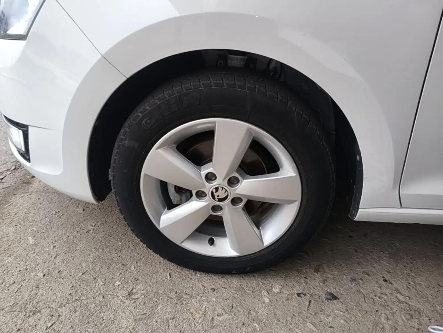 Skoda Rapid 2016 1.6L Automatic Chuanxing Edition — миниатюра 8