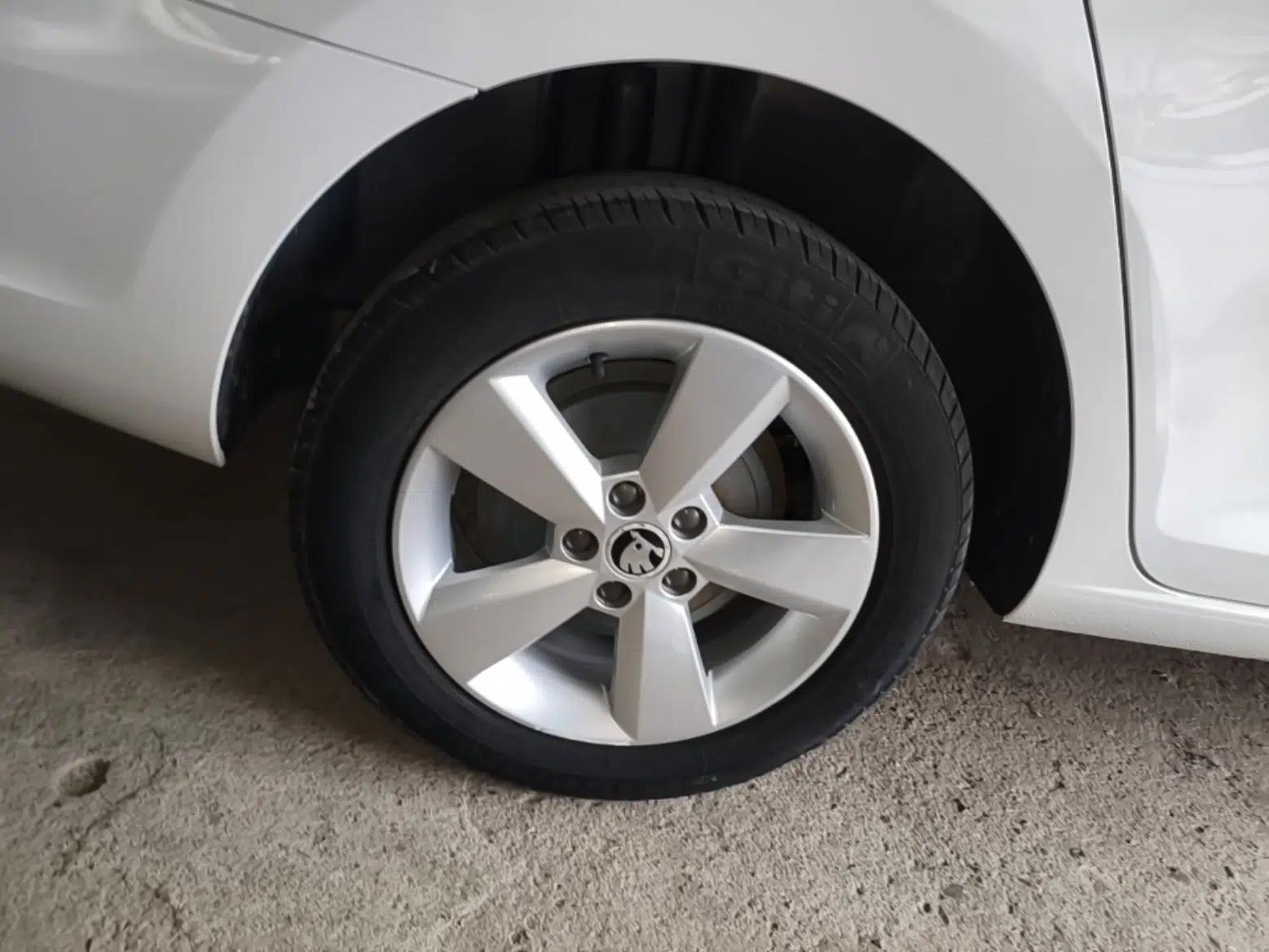 Skoda Rapid 2016 1.6L Automatic Chuanxing Edition — миниатюра 10