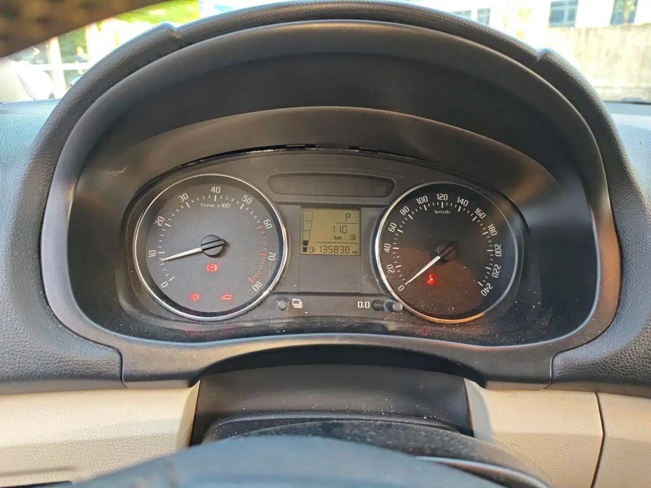 Skoda Fabia 2012 1.6L Scout — миниатюра 12