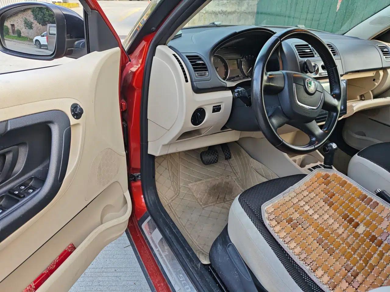 Skoda Fabia 2012 1.6L Scout — миниатюра 17