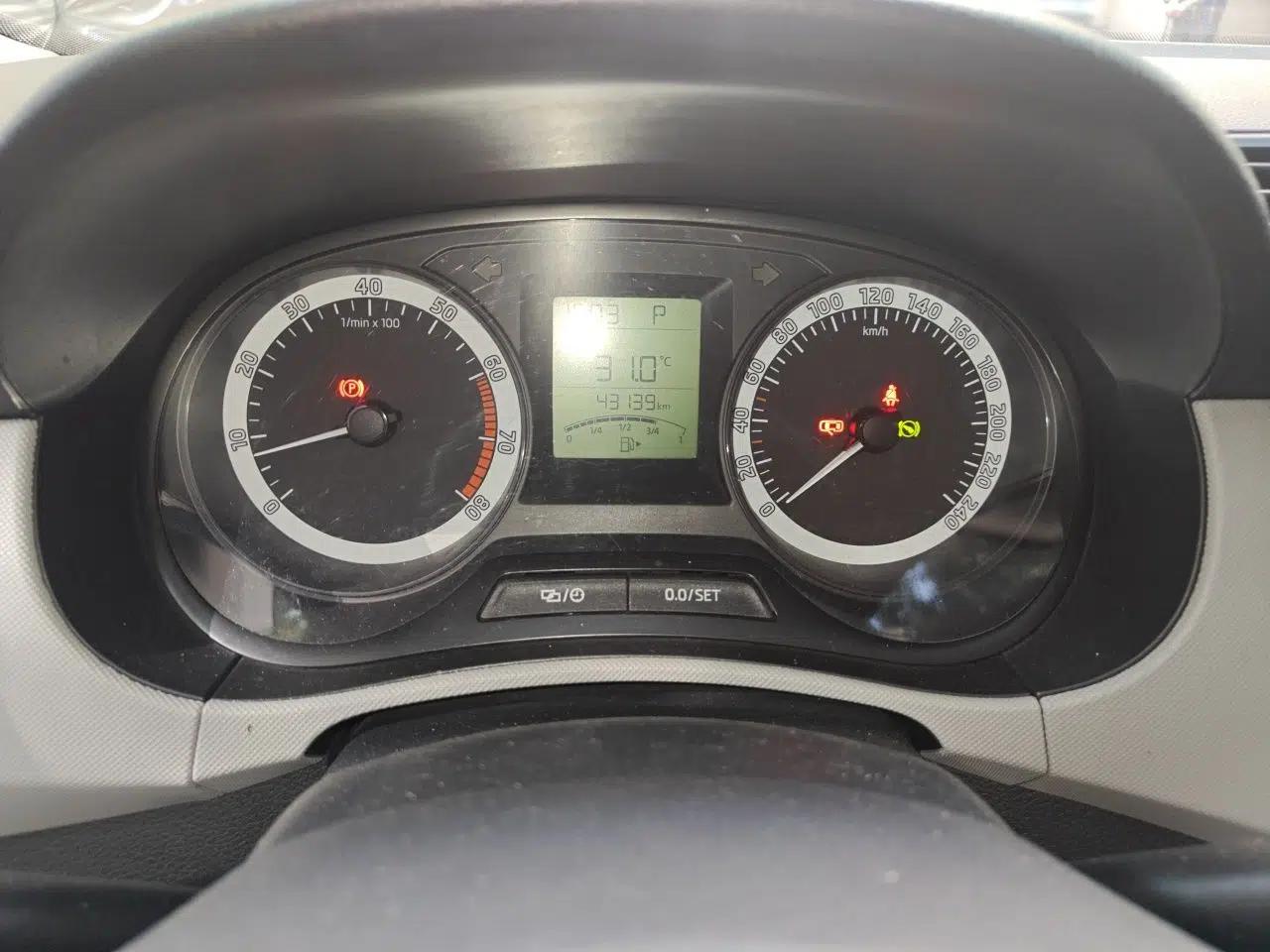 Skoda Fabia 2017 1.4L Automatic Car Enjoy Edition — миниатюра 8