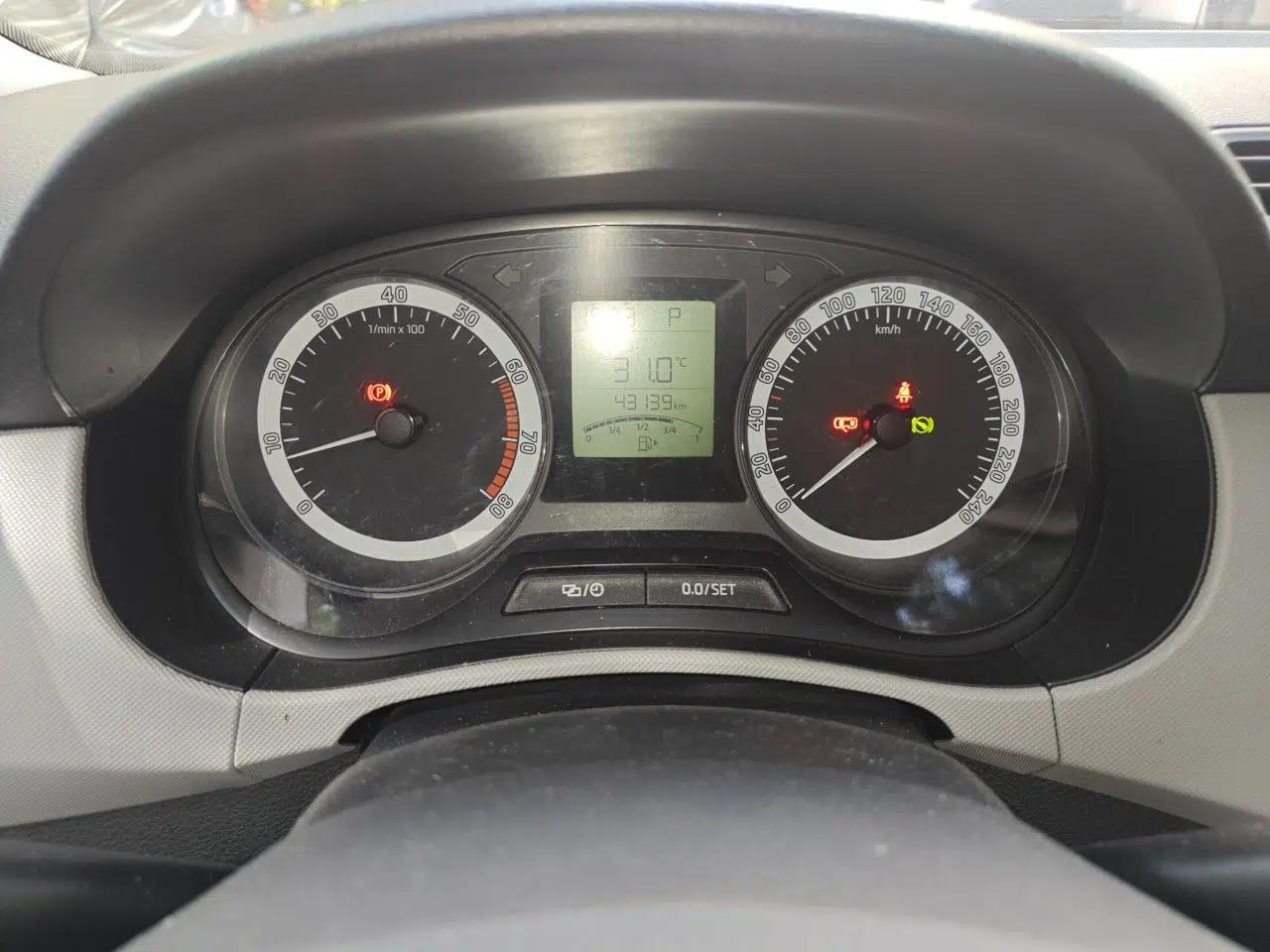 Skoda Fabia 2017 1.4L Automatic Car Enjoy Edition — миниатюра 9