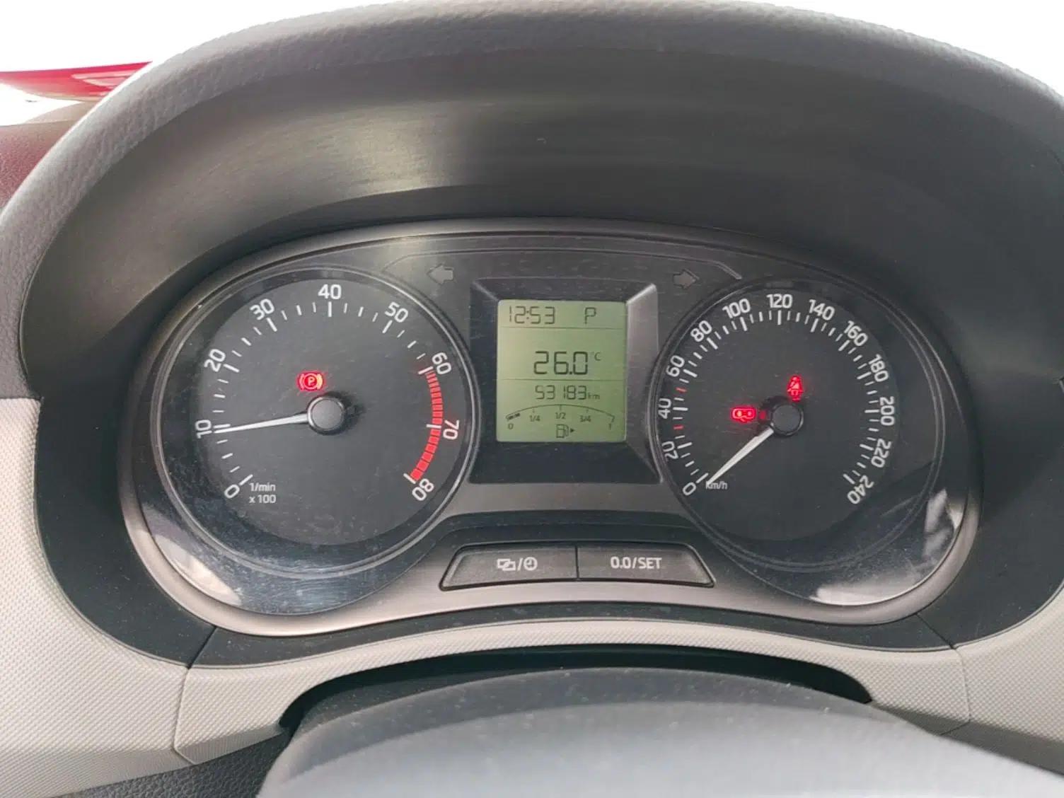 Skoda Fabia 2016 1.4L Automatic Car Enjoy Edition — миниатюра 15