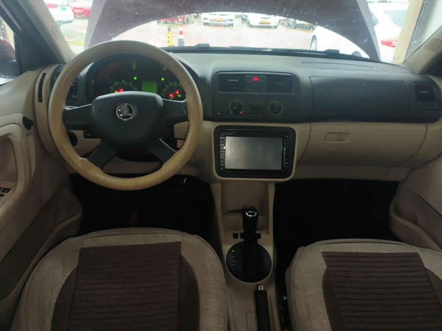 Skoda Fabia 2014 1.4L Automatic Crystal Edition — миниатюра 13