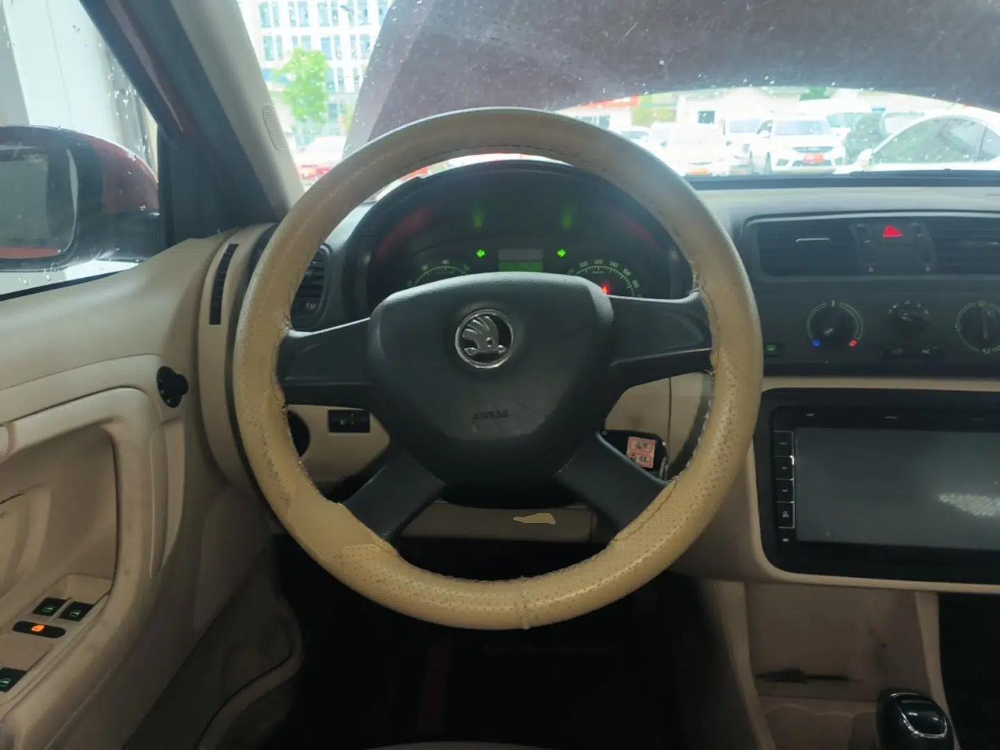 Skoda Fabia 2014 1.4L Automatic Crystal Edition — миниатюра 14
