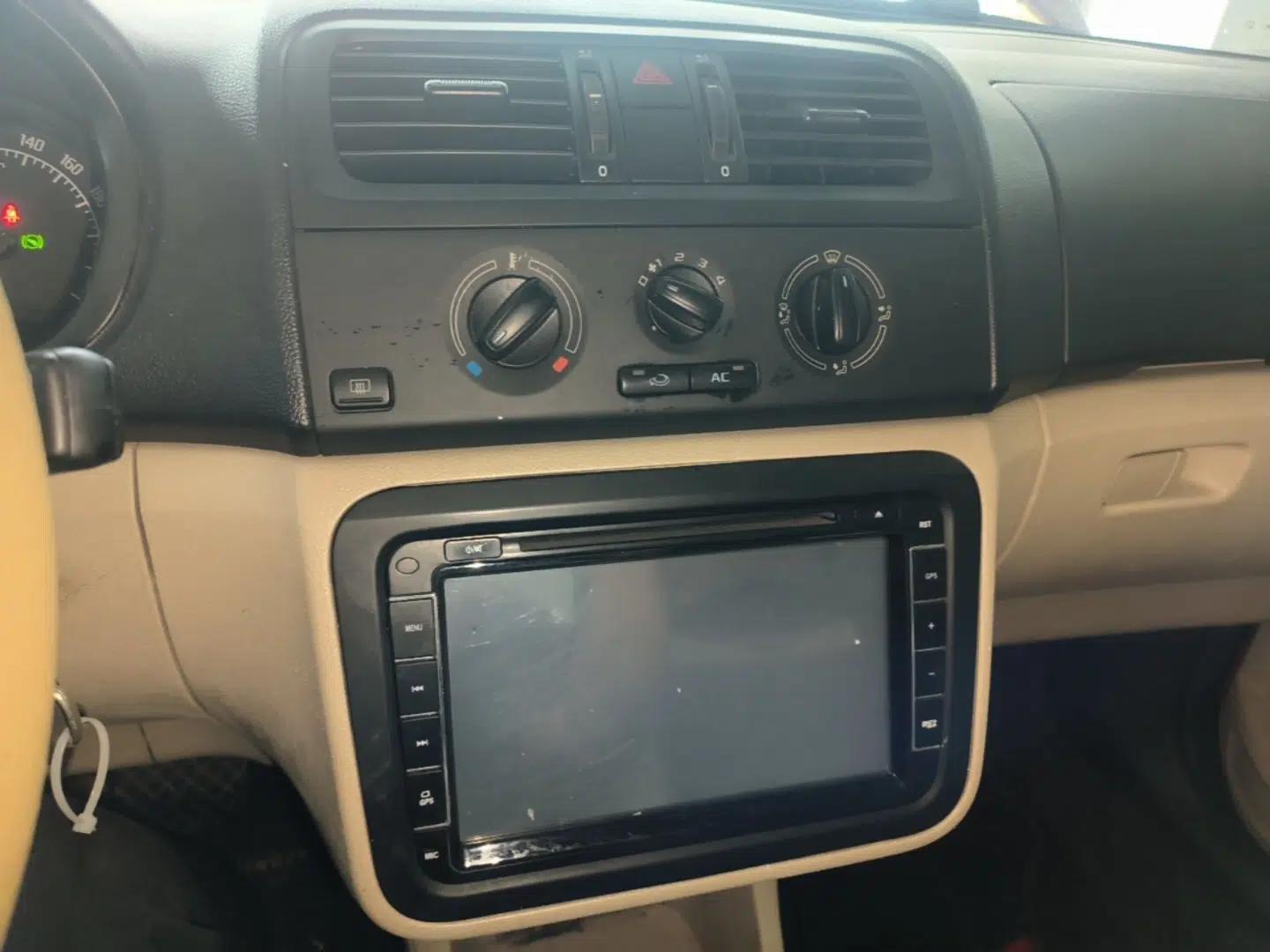 Skoda Fabia 2014 1.4L Automatic Crystal Edition — миниатюра 16