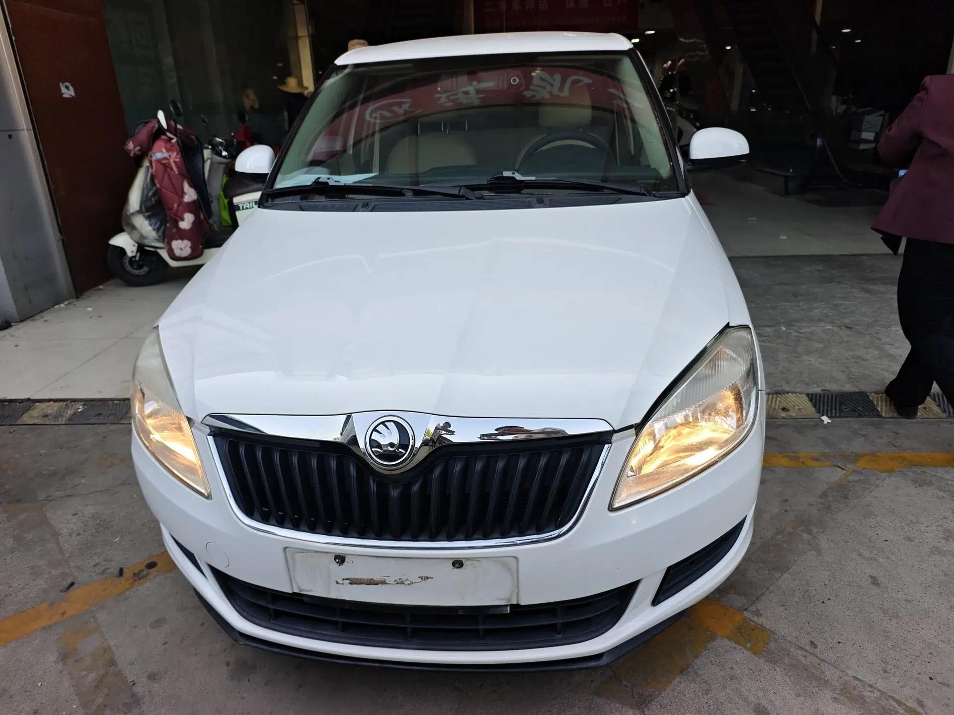 Skoda Fabia 2014 1.4L Automatic Crystal Edition — миниатюра 2