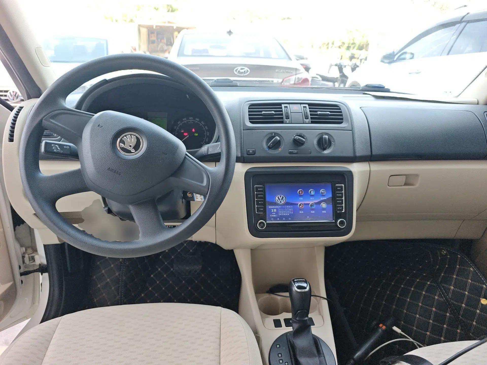 Skoda Fabia 2014 1.4L Automatic Crystal Edition — миниатюра 13