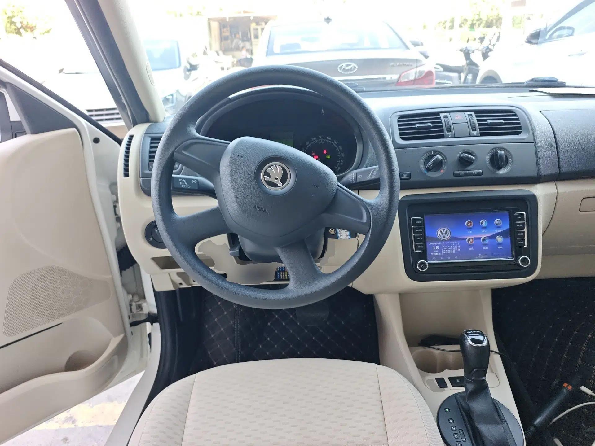 Skoda Fabia 2014 1.4L Automatic Crystal Edition — миниатюра 14