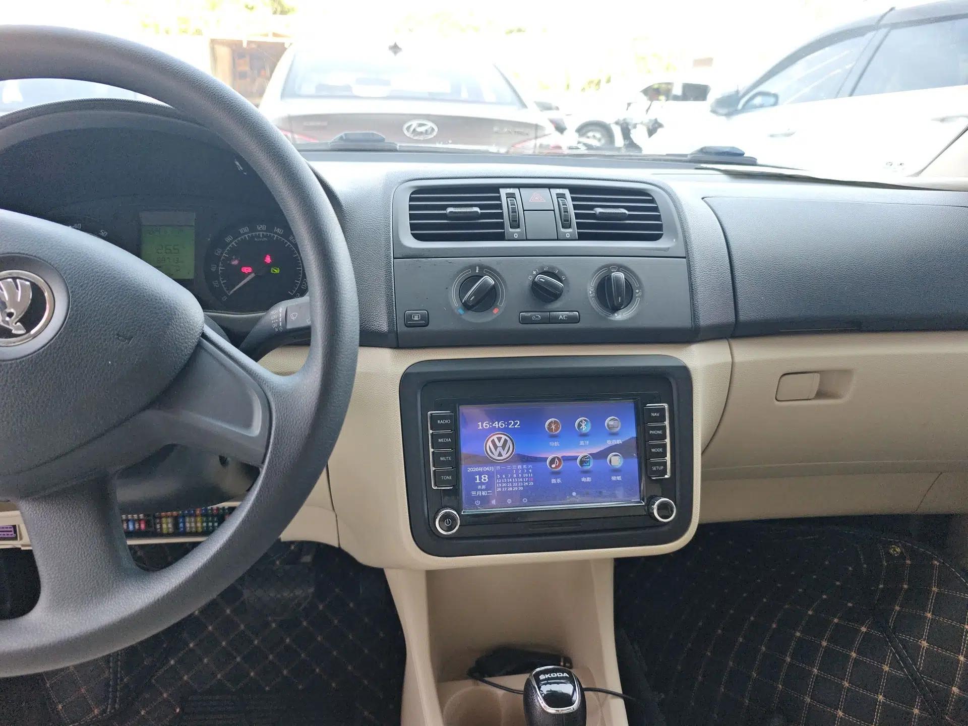 Skoda Fabia 2014 1.4L Automatic Crystal Edition — миниатюра 16