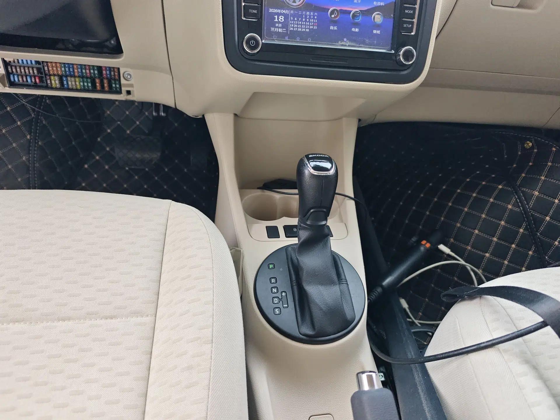Skoda Fabia 2014 1.4L Automatic Crystal Edition — миниатюра 17