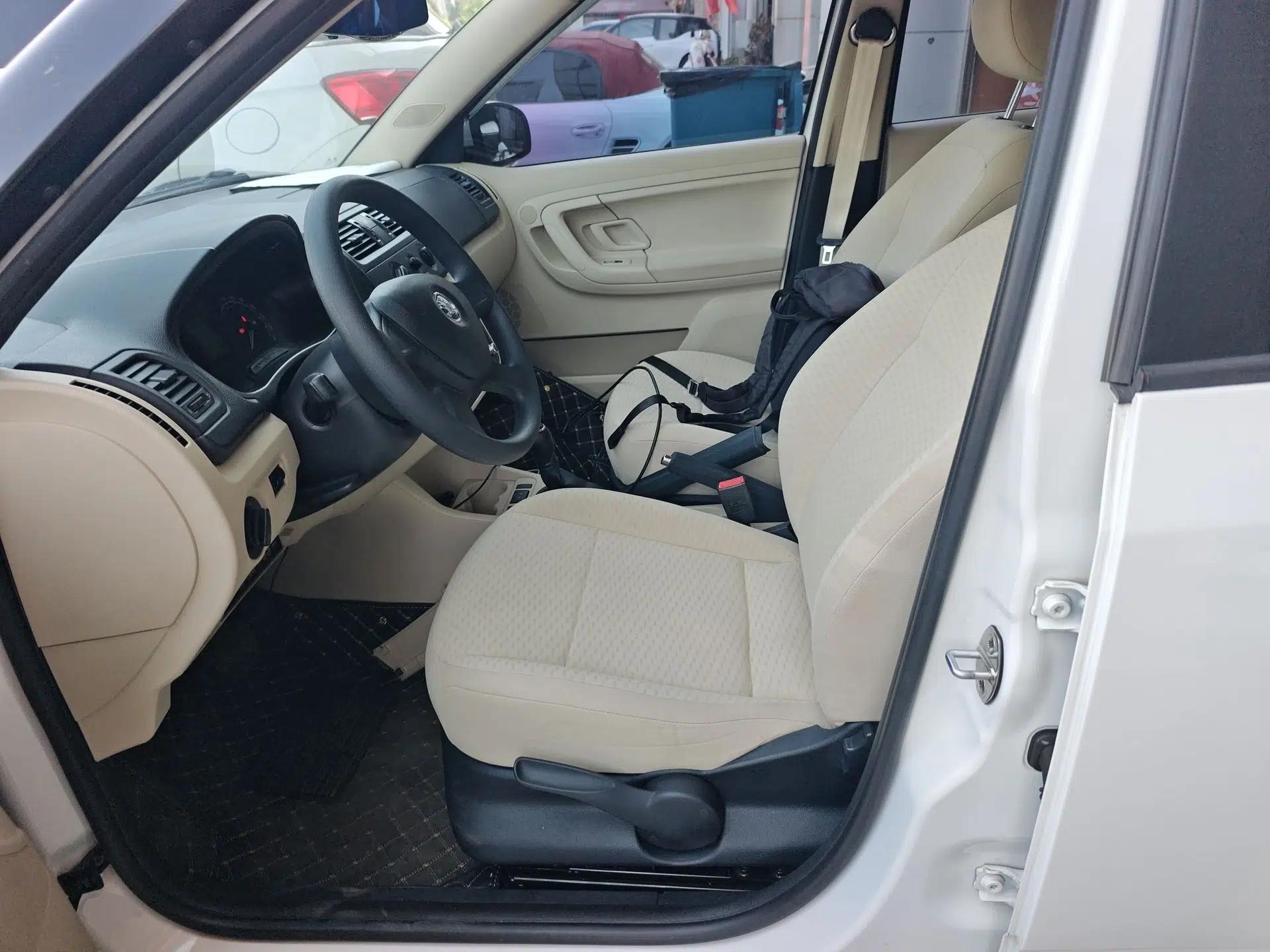 Skoda Fabia 2014 1.4L Automatic Crystal Edition — миниатюра 18