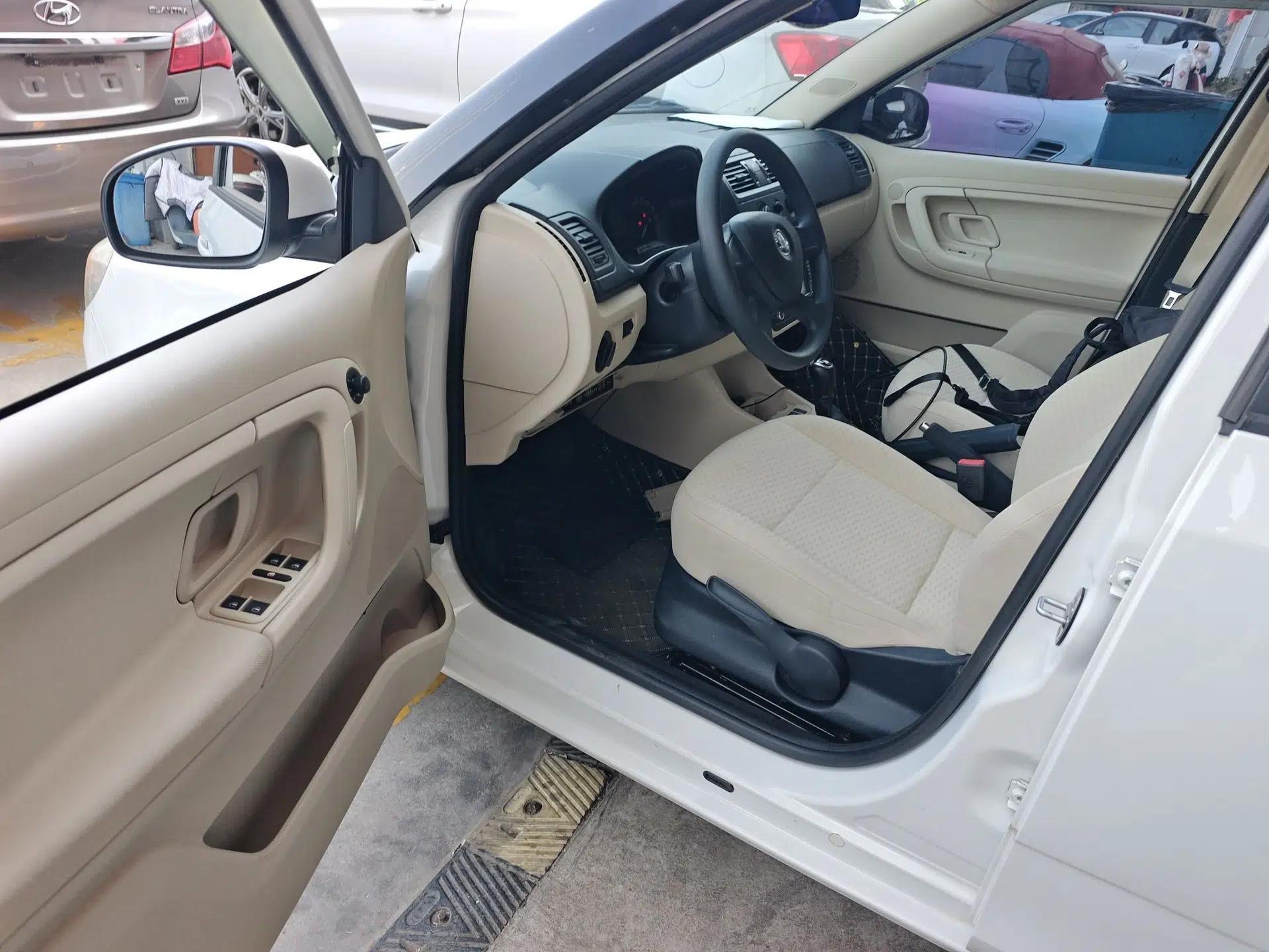 Skoda Fabia 2014 1.4L Automatic Crystal Edition — миниатюра 19