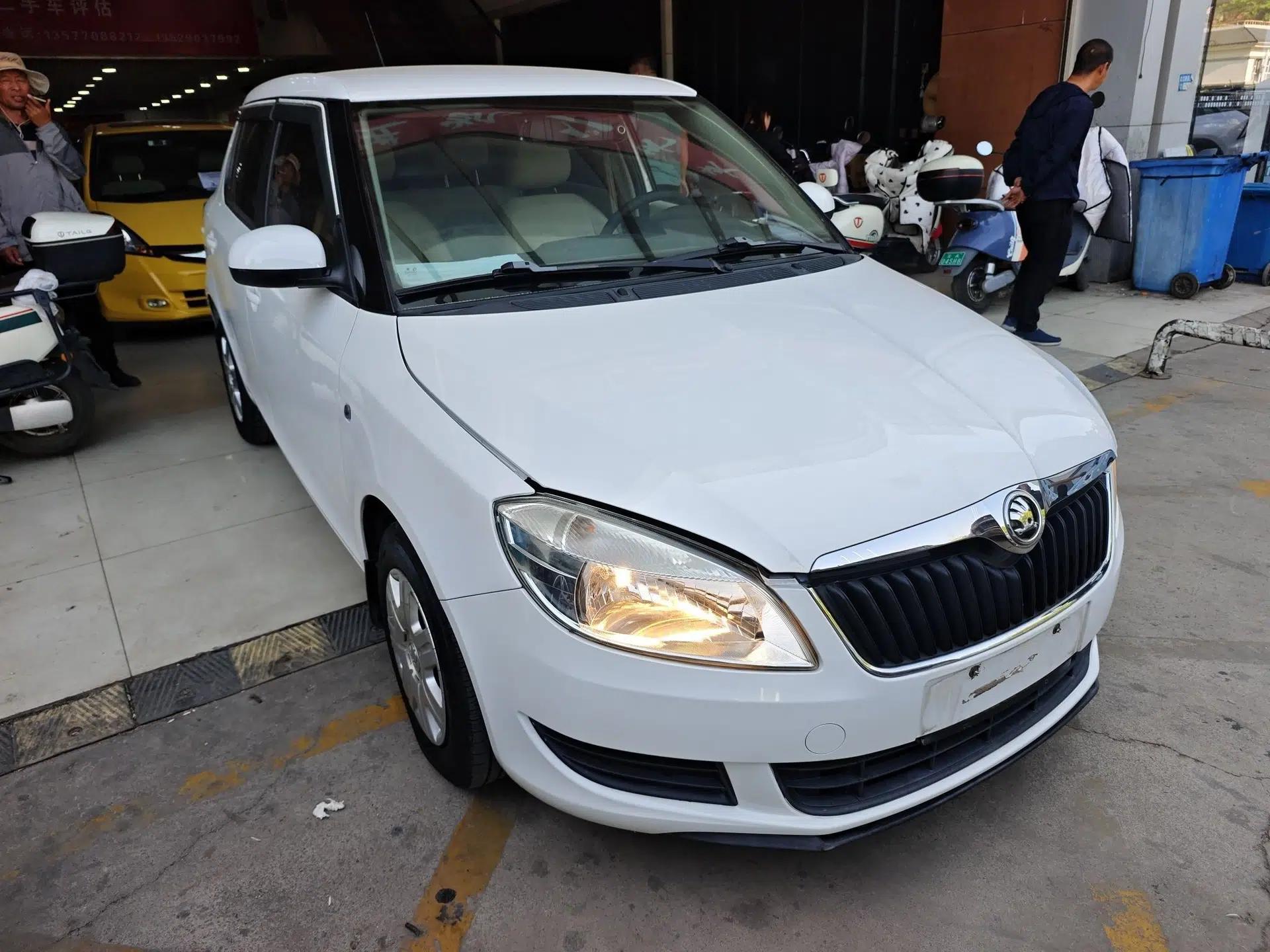 Skoda Fabia 2014 1.4L Automatic Crystal Edition — миниатюра 3