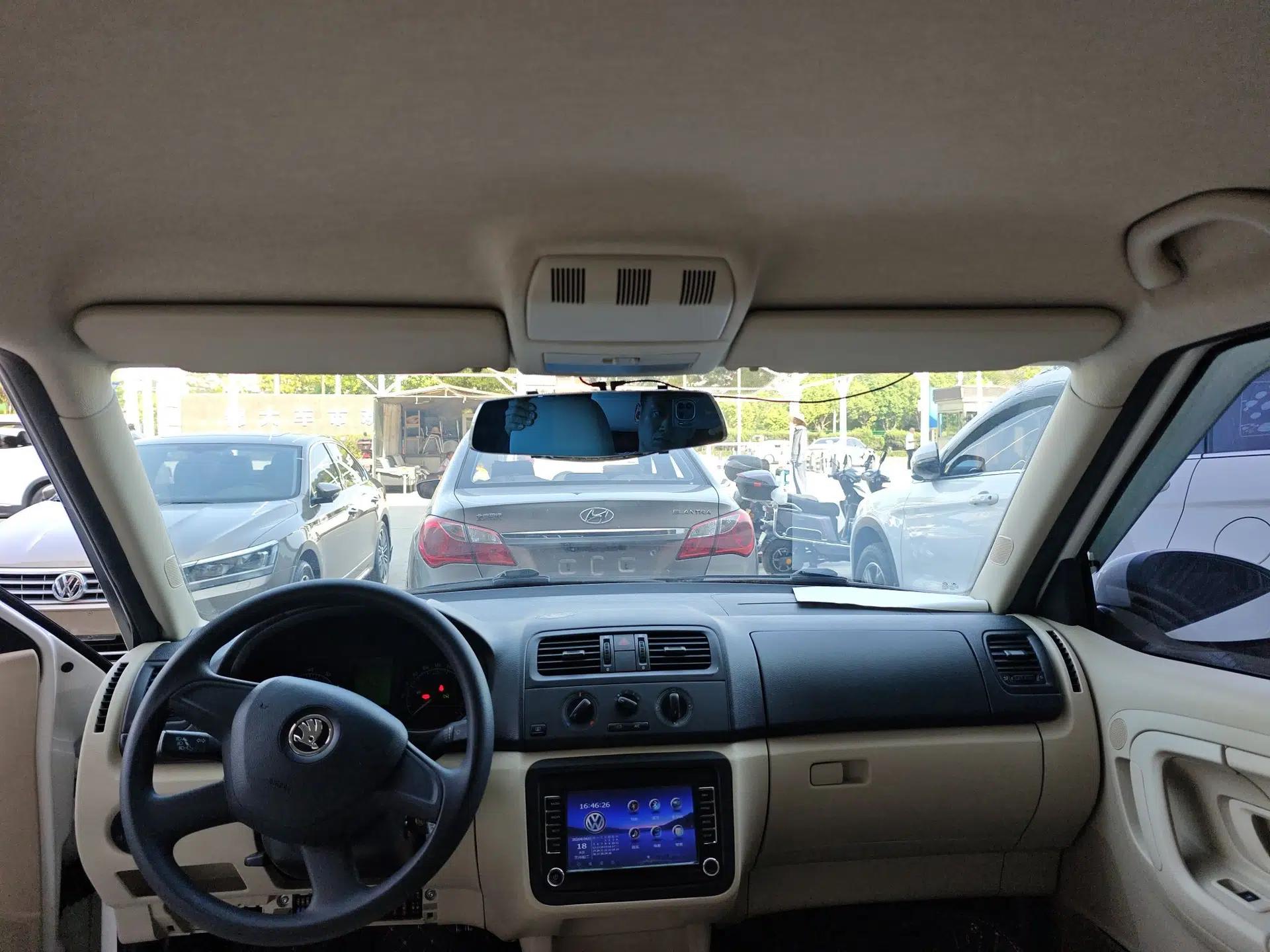 Skoda Fabia 2014 1.4L Automatic Crystal Edition — миниатюра 21