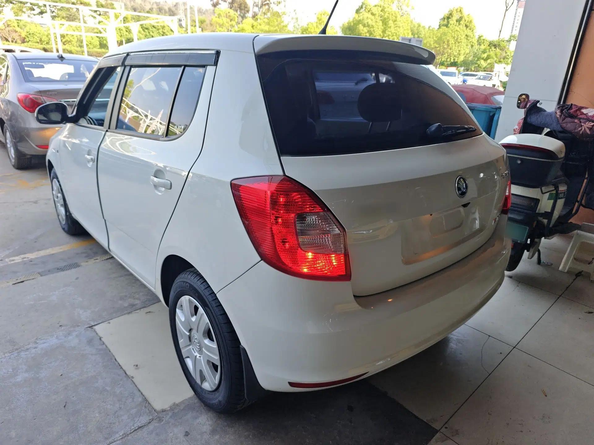Skoda Fabia 2014 1.4L Automatic Crystal Edition — миниатюра 4