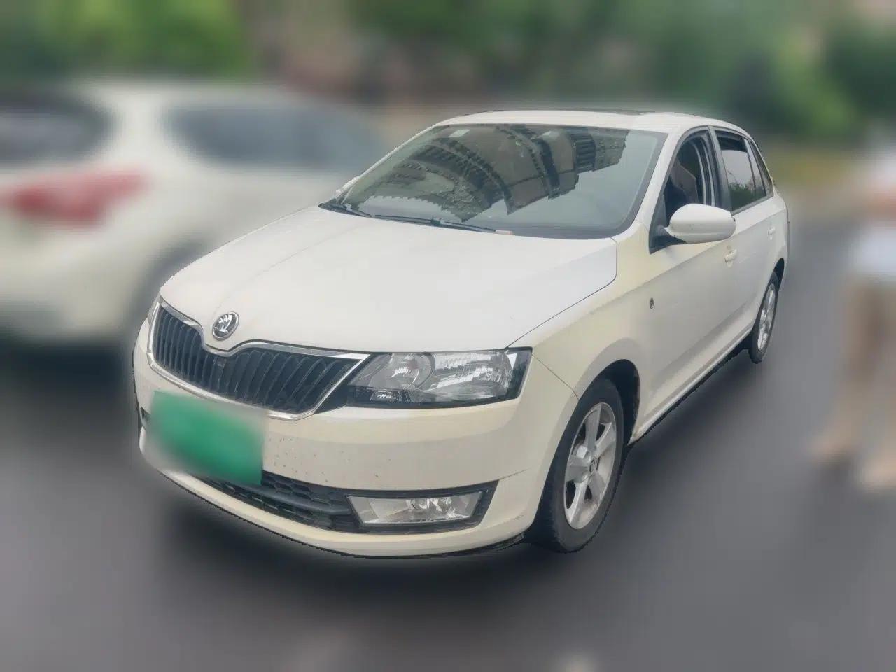 Skoda Rapid Spaceback 2014 1.6L Automatic Enjoyment Edition — миниатюра 1