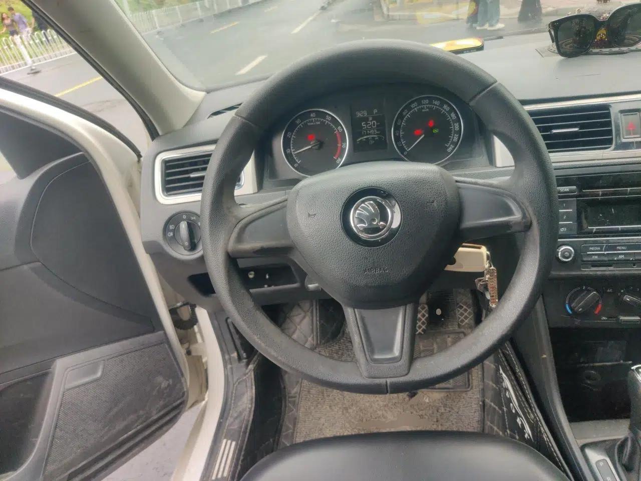 Skoda Rapid Spaceback 2014 1.6L Automatic Enjoyment Edition — миниатюра 11