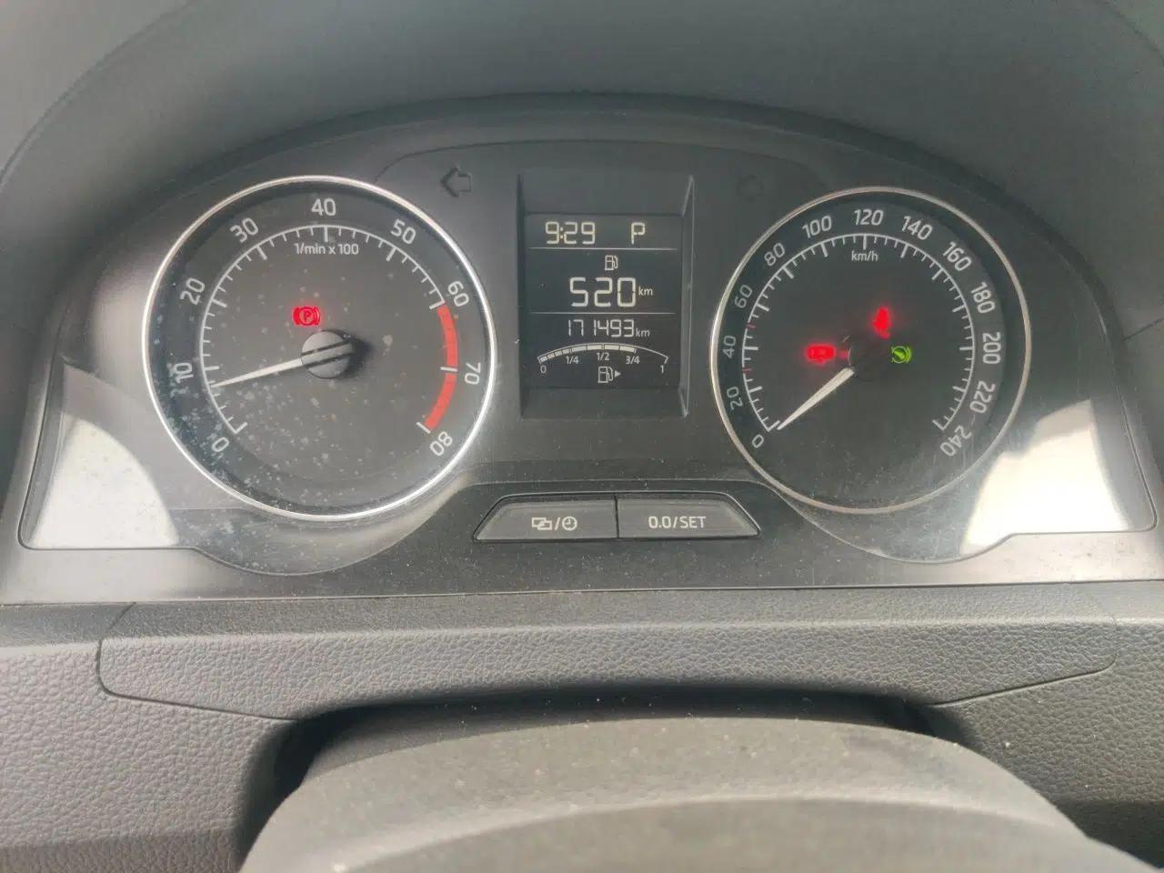 Skoda Rapid Spaceback 2014 1.6L Automatic Enjoyment Edition — миниатюра 12