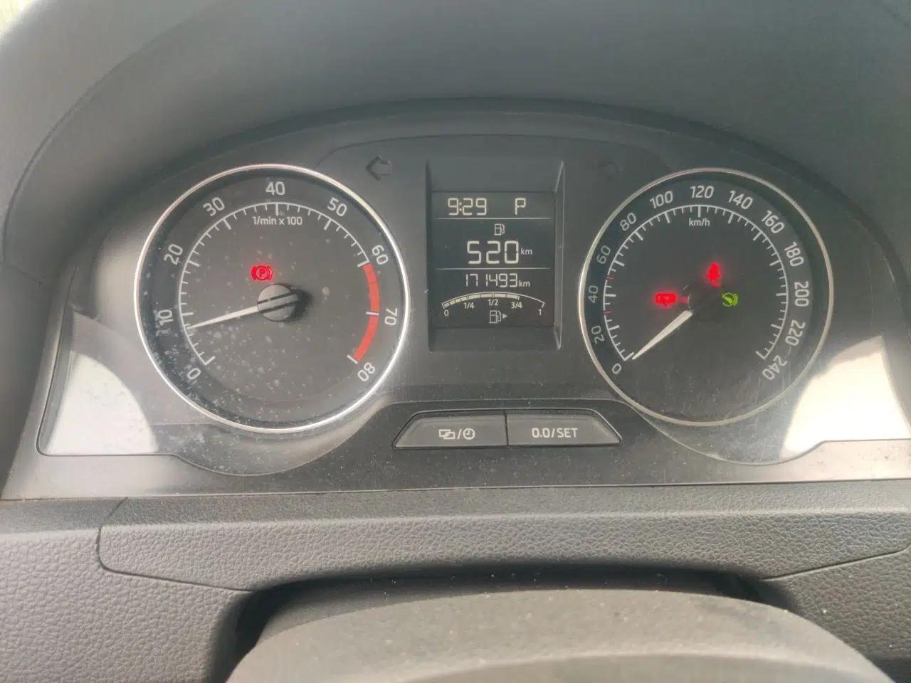 Skoda Rapid Spaceback 2014 1.6L Automatic Enjoyment Edition — миниатюра 13