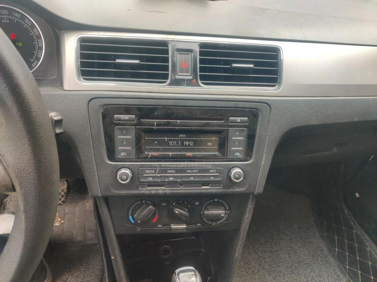 Skoda Rapid Spaceback 2014 1.6L Automatic Enjoyment Edition — миниатюра 14